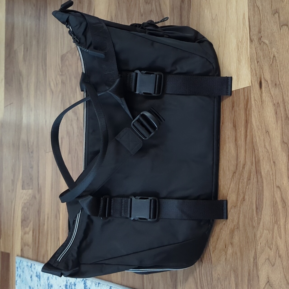 LIKE NEW - Calpak Fit Gym Bag / Duffle Bag